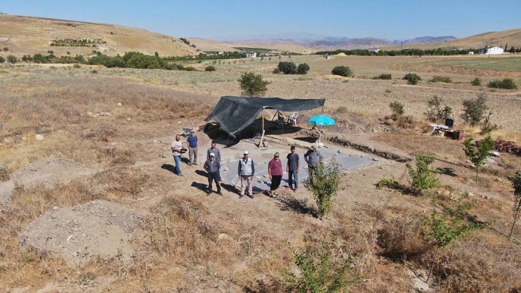 Fidan dikerken servet buldu! Yetkililer akın etti... Tarlayı kazdıkça ne görsünler 2